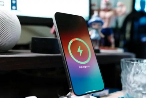 突泉苹果15换屏服务分享用什么充电器给iPhone15充电更好 